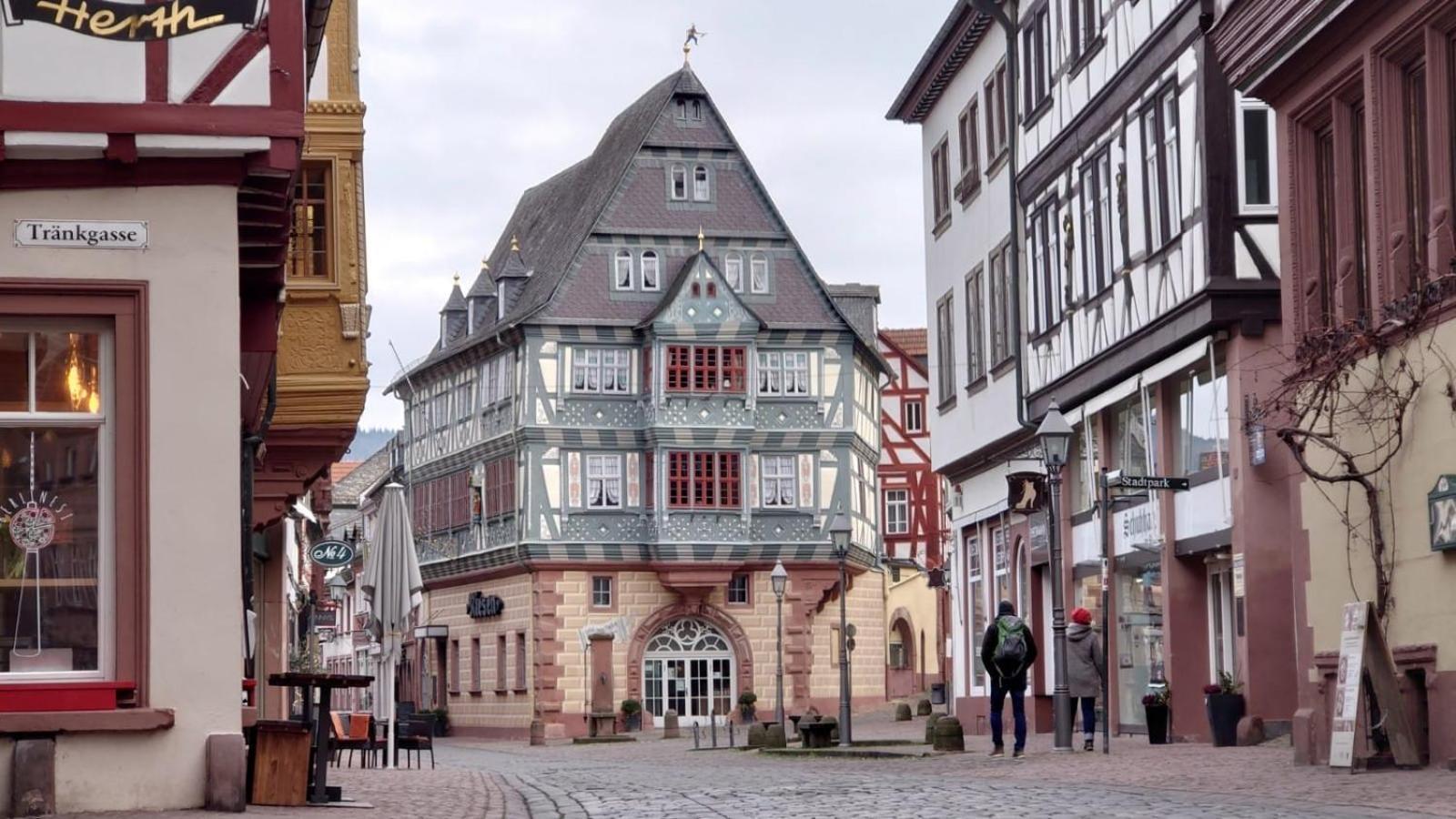 Hotel Zum Riesen - Aelteste Fuerstenherberge Deutschlands Мильтенберг Экстерьер фото